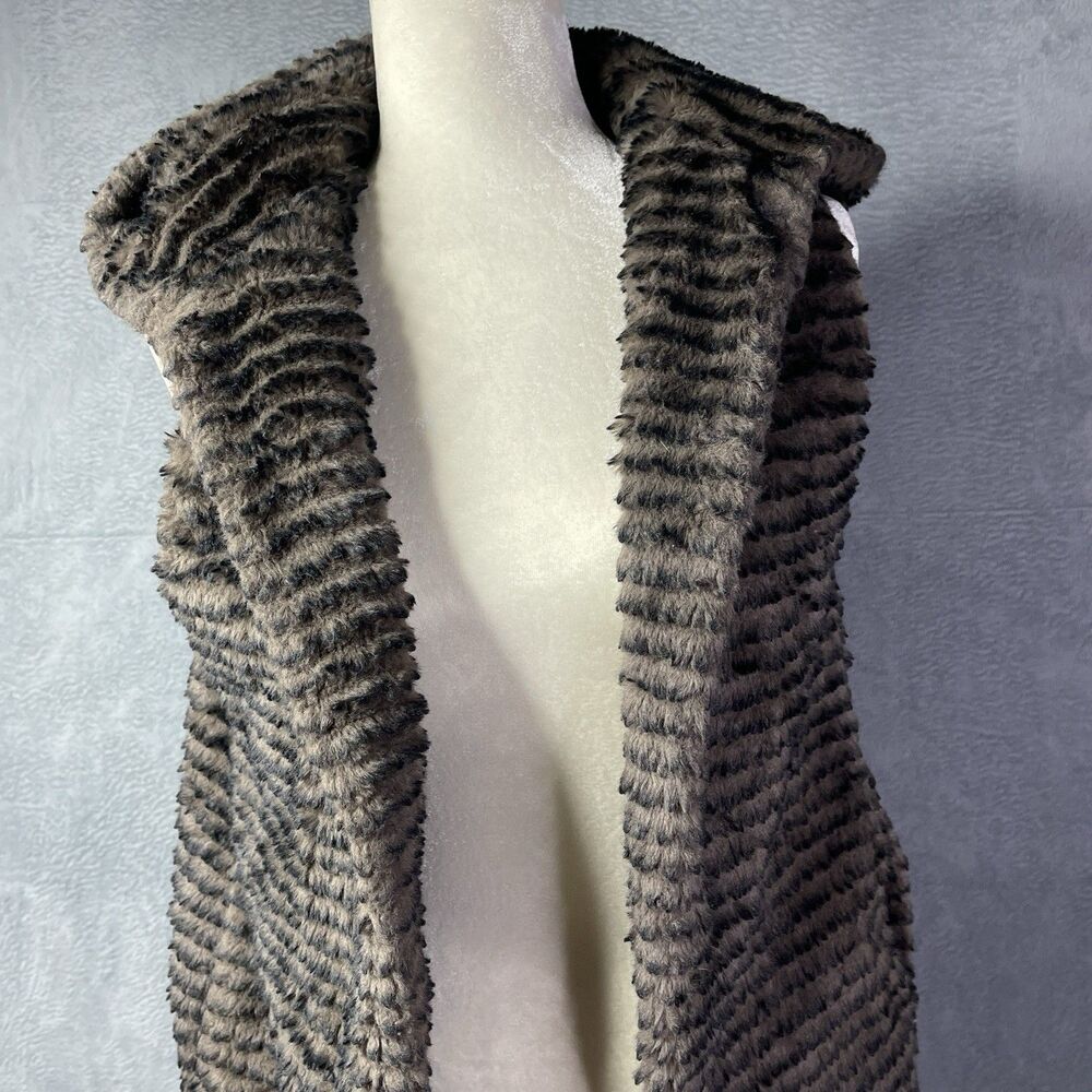 Tahari Women's Faux Fur Vest Size S Fur Hooded Vest Mobwife Italian Glam - Picture 4 of 13